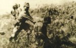 1942年11月，日偽軍2萬余人在膠東地區大“掃蕩”中殺害了被圍困在馬石山上的群眾500余人。圖為日軍士兵在殺害無辜群眾。_副本_副本.jpg