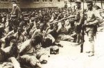 中國士兵被俘后被捆住雙手拘押在郵政局院內_副本.jpg