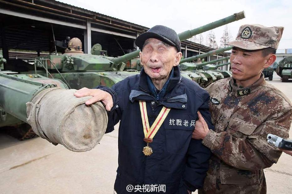 94歲抗戰(zhàn)老兵如愿摸到中國(guó)新坦克 當(dāng)場(chǎng)落淚
