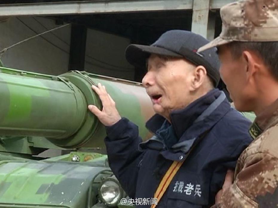 94歲抗戰(zhàn)老兵如愿摸到中國(guó)新坦克 當(dāng)場(chǎng)落淚