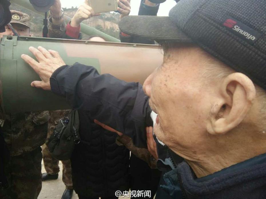 94歲抗戰(zhàn)老兵如愿摸到中國(guó)新坦克 當(dāng)場(chǎng)落淚