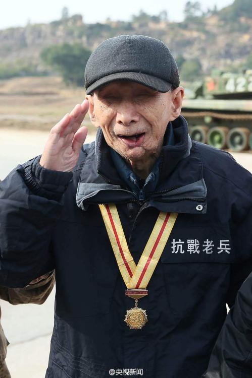 94歲抗戰(zhàn)老兵如愿摸到中國(guó)新坦克 當(dāng)場(chǎng)落淚