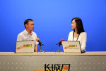 河北省委黨史研究室編研一處處長賈景輝與主持人現場交流。長城網 趙曉慧 攝